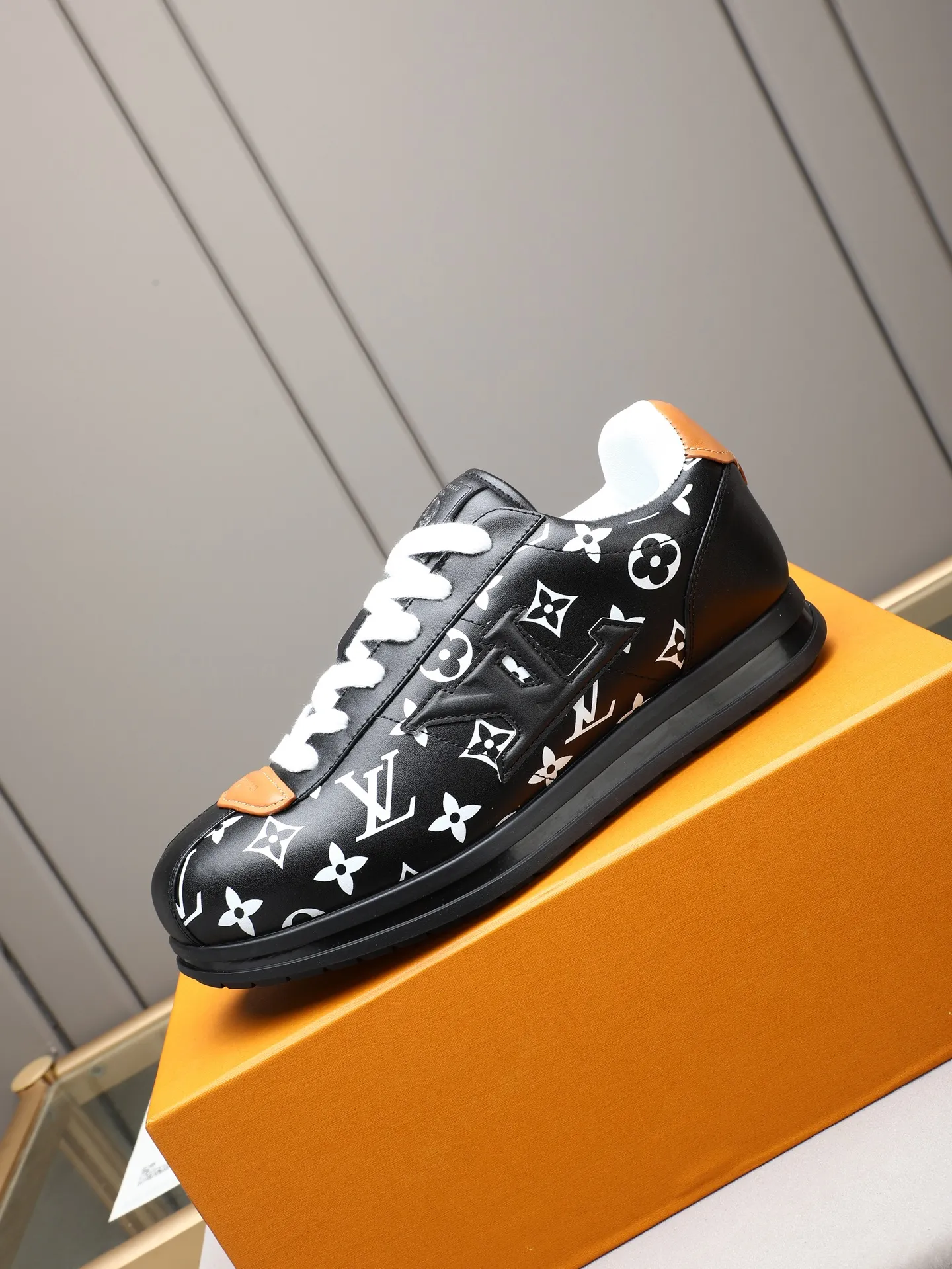 PP560 LV Louis Vuitton L Jialu Brand Runner Tatic Series Thick-soled Casual Sports Shoes Running Shoes Original purchase, development and production This LV Runner Tatic sports shoe combines technical materials such as mesh fabric and ribbons to interpret the inspiration of traditional mountaineering shoes. LV letters are written on one side, the lariat buckle of the quick lacing system is embellished with Monogram flowers and Louis Vuitton logos, and the light and wear-resistant rubber outsole completes the whole. ▪️Fabric: Original imported cowhide + mesh ▪️Inner lining: Original customized breathable mesh ▪️Sole: Original open-molded anti-slip rubber combination material ▪️Size: Men's 38-44 (customized for 45 and 46)